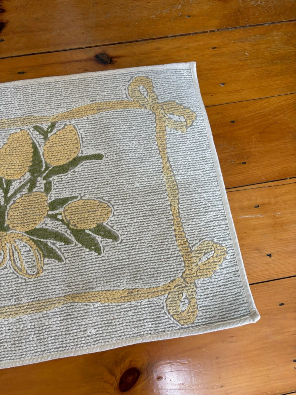 NWT Urban Outfitters Tulip Bunch Plush Tufted Bath Mat